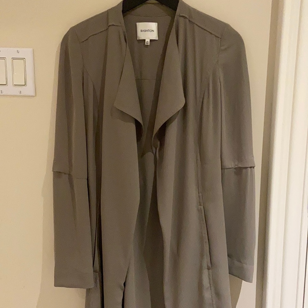 Babaton
Flowy Trench Coat size XXS
Fits XS and XXS